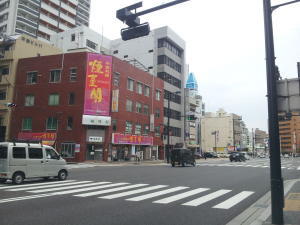 2つ目の信号機月交差点を渡る