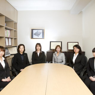 女性相談員の集合写真